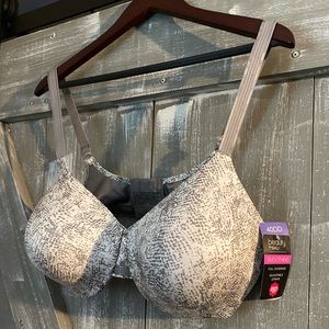 Brand new with tags, Bali bra bought from Target. Size 40DD. Full coverage.